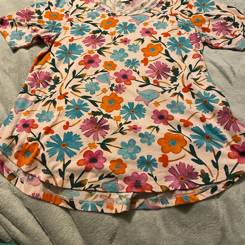 Floral LulaRoe Morgan tee with ruched sleeves